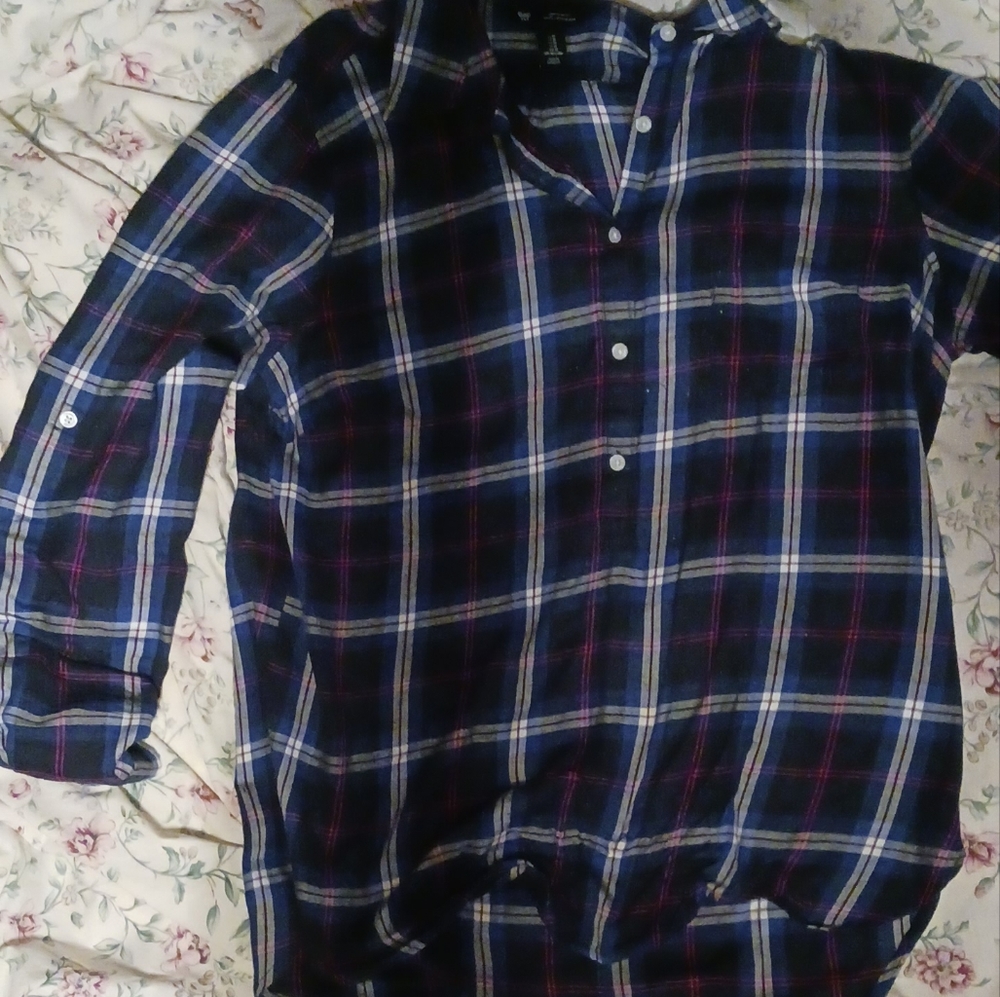 Gap button up med shirt sleeves button about the elbow